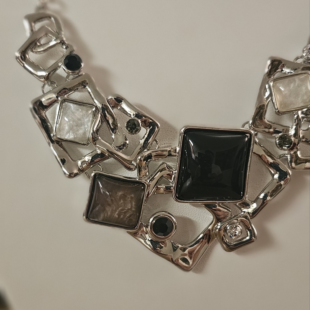 Vintage Geometric Black & Silver Statement Necklace. - Picture 2 of 4